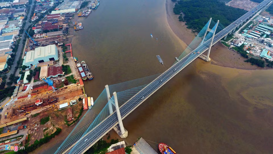 Cầu Phú Mỹ là cây cầu dây văng lớn nhất TP HCM, có tổng mức đầu tư hơn 2.000 tỷ đồng, khởi công từ tháng 9/2005, vượt tiến độ 4 tháng và khánh thành vào ngày 2/9/2009. Ảnh: Lê Quân - Hoàng Hà/Zing.