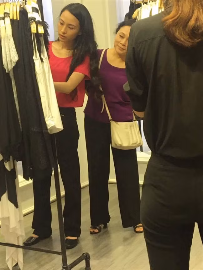 Bị cáo và mẹ cũng đã đi mua sắm những bộ đồ mới.