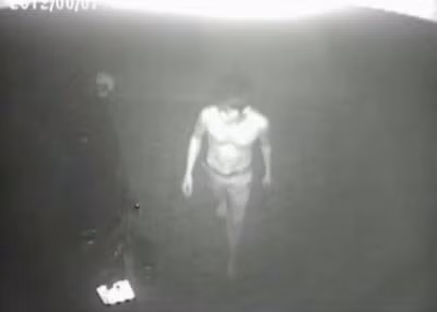 Vụ trộm xảy ra tại phường Nguyễn Du (thành phố Hà Tĩnh, tỉnh Hà Tĩnh), không một ai lý giải nổi vì sao gã trộm đột nhập vào nhà gia chủ, dắt chiếc xe SH ra ngoài sân nhưng không mang đi mà chỉ cậy cốp xe lấy duy nhất chiếc điện thoại. Tên trộm cũng thờ ơ với mọi đồ đạc vật dụng đắt tiền khác trong nhà... Ảnh: PLVN.