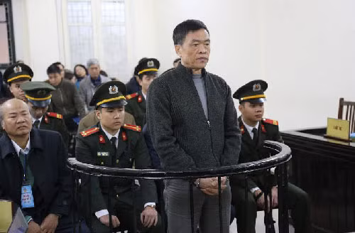 Trong khi Giang Kim Đạt phủ nhận về số tiền đưa cho Trần Văn Liêm thì bị cáo này lại khai ngược lại. Trần Văn Liêm thừa nhận nhận 150.000 USD từ Giang Kim Đạt. Liêm khai giữ lại 40.000 USD để sử dụng riêng, còn 110.000 USD Liêm chỉ đạo Khương để ngoài sổ sách để chi tiêu.