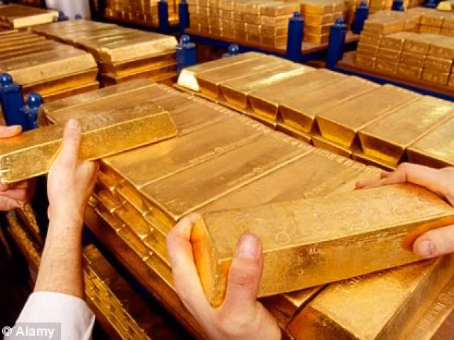 Xui cho hai tên trộm, ngay sau cọc tiền là rất nhiều vàng gia chủ cất giữ. Ảnh minh họa.