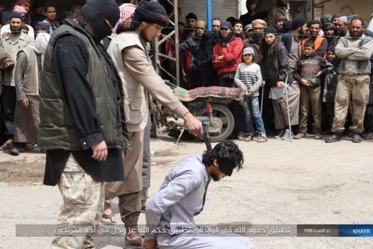 Diem nong 24h: Thanh nien xam tro guc chet bi an ben duong-Hinh-4