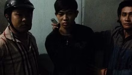 Tên trộm Bùi Bá Linh (Bình Phước) đã “khoắng” được chiếc xe và giấy tờ của nạn nhân còn gọi điện hẹn vào nhà nghỉ với lời hứa sẽ được trả lại chiếc xe máy bị mất. Ảnh Linh bị công an bắt (nguồn: Tiền Phong).