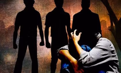 Võ Văn Hải, 24 tuổi, trú tổ 10, Khuê Trung, Cẩm Lệ, Đà Nẵng đột nhập vào nhà chị N. để trộm cắp tài sản. Thấy chị N nằm trên giường, cầm lòng không đặng, Hải quên mất mình đang là kẻ trộm, chui vào chăn ôm chị N với ý định giở trò đồi bại. Ảnh minh họa.