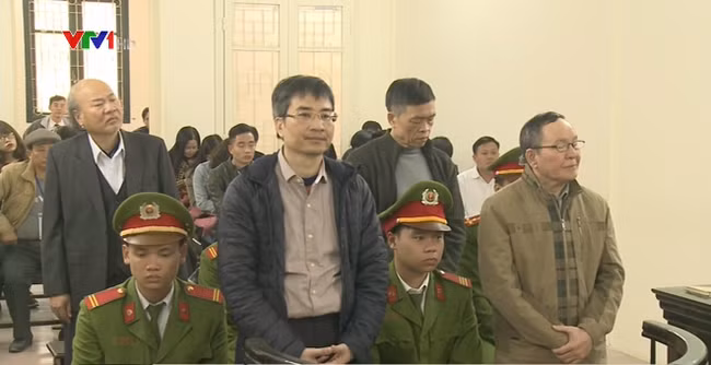 Cùng hầu tòa với bị cáo về tội tham ô có ông Trần Văn Liêm (cựu tổng giám đốc Vinashinlines), Trần Văn Khương (cựu kế toán Vinashinlines). Ông Giang Văn Hiển (bố đẻ Giang Kim Đạt) bị truy cứu trách nhiệm hình sự về tội Rửa tiền. Trong phần xét hỏi, tất cả bị cáo đều cho biết không đồng ý với cáo buộc của bản cáo trạng. Ảnh: VTV.