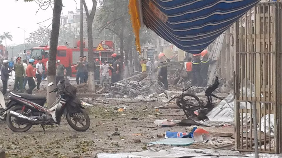 Hồi tháng 3/2016, vụ nổ xảy ra tại một cửa hàng thu mua đồ phế liệu tại vỉa hè dãy nhà TT9 khu đô thị Văn Phú, Hà Đông (đường Lê Trọng Tấn kéo dài) đã khiến 4 người chết, nhiều người bị thương. Ảnh: Công an TP HCM.