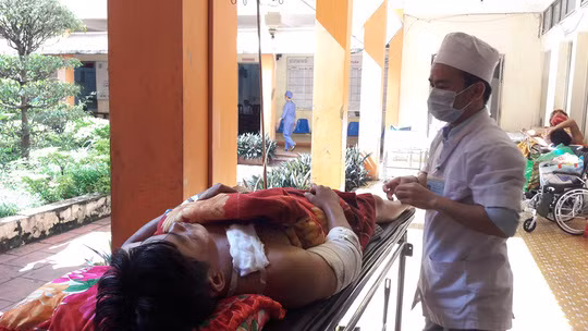 Đây không phải lần đầu có những tai nạn thương tâm do người dân cưa vật liệu nổ. Ngày 6/8/2016, Bệnh viện Đa khoa tỉnh Đắk Lắk đã tiếp nhận 2 nạn nhân bị thương do cưa bom gồm: Lê Thúc Hải (28 tuổi) và Lê Minh Dũng (29 tuổi), cùng ngụ xã Liên Sơn, huyện Lắk. Ảnh: NLĐ.