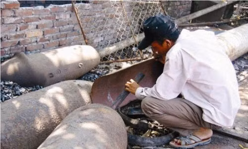 Hai nạn nhân vụ nổ nhập viện trong tình trạng có nhiều vết thương ở vùng ngực, cánh tay và đùi. Riêng anh Lê Thúc Hải thương nặng ở mắt và nát cánh tay trái. Ảnh minh họa.