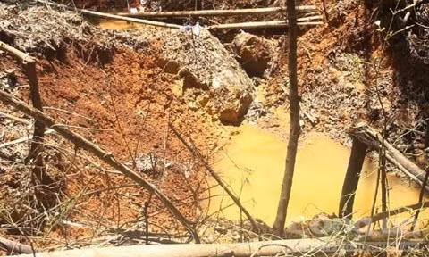 Ông Bùi Văn Pướn (SN 1962, ngụ thôn Cao Sơn, xã Sa Loong, huyện Ngọc Hồi, Kon Tum) vào rừng và phát hiện 1 quả bom. Do muốn lấy thuốc súng nên ông dẫn ông Huỳnh Tấn Phước và ông Nguyễn Đế vào rừng chỉ chỗ rồi đi về nhà. Ảnh hiện trường vụ nổ (công an cung cấp).