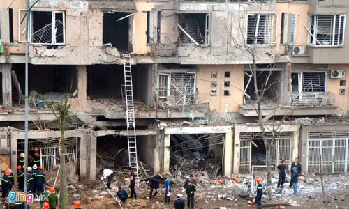 36 căn hộ bị hư hỏng nặng, 95 căn hộ phía sau hiện trường vụ nổ bị vỡ kính, nứt tường, bung cửa, nhiều xe máy để ngoài đường và đi ngang qua bị hư hỏng. Ảnh: Zing.