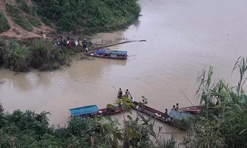 Chiều muộn 25/8, ôtô con mang biển số tỉnh Điện Biên lưu thông trên quốc lộ 12, theo hướng Điện Biên đi Lai Châu, qua đoạn đường thuộc xã Chăn Nưa, huyện Sìn Hồ (tỉnh Lai Châu) bất ngờ lao xuống lòng hồ thủy điện Sơn La. Sự cố khiến tài xế và người đi cùng tử vong trong ôtô. Ảnh: Zing.