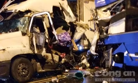 Vụ va chạm xảy ra vào khoảng 19h, ngày 25/8, trên QL1A (đoạn thuộc huyện Xuân Lộc, Đồng Nai) giữa xe khách và đầu kéo container khiến nhiều hành khách một phen hoảng loạn. Vụ việc cũng làm cho 2 người bị thương nặng. Ảnh: CA TP HCM.
