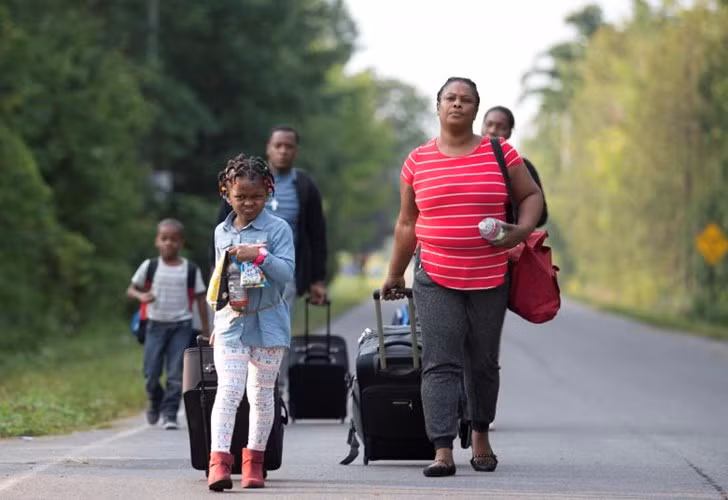 Diem nong 24h: Chu tich xa bi tung anh “nuy” trong nha nghi-Hinh-5