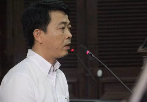 "Trong ý thức chủ quan, tôi không mong muốn cũng không biết lô thuốc nhập về là giả", bị cáo Hùng khẳng định mục đích nhập thuốc về để cung cấp nhu cầu bức thiết của các bệnh viện. Tuy nhiên, do ban đầu hồ sơ kỹ thuật không đầy đủ, nên ông ta chỉ đạo nhân viên làm giả để nộp cho Cục quản lý dược, Bộ Y tế. Ảnh: Vietnamnet.