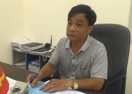 Nội dung bản phê nêu trên đã nhanh chóng gây "bão" dư luận. Trần tình về sự việc, ông Nguyễn Đăng Huấn - Chủ tịch UBND xã Duyên Hà (Thanh Trì) nói do gia đình em V.A chưa đóng các khoản tiền xây dựng nông thôn mới cho thôn. Ảnh: Ông Nguyễn Đăng Huấn (nguồn: NLĐ).