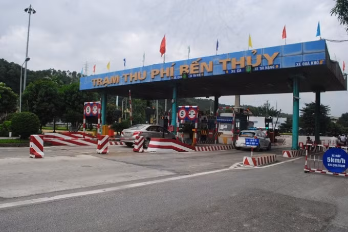 Sau cuộc họp sáng 11/4, chủ trương giảm 100% phí cho các phương tiện loại 1 và loại 2 của chủ xe có hộ khẩu và các doanh nghiệp có trụ sở chính tại thành phố Vinh, huyện Hưng Nguyên (tỉnh Nghệ An) và thị xã Hồng Lĩnh, huyện Nghi Xuân (tỉnh Hà Tĩnh) khi lưu thông qua trạm BOT Bến Thủy 1 được thống nhất. Xe buýt cũng được miễn phí khi lưu thông qua trạm thu phí. Ảnh: Đầu Tư.