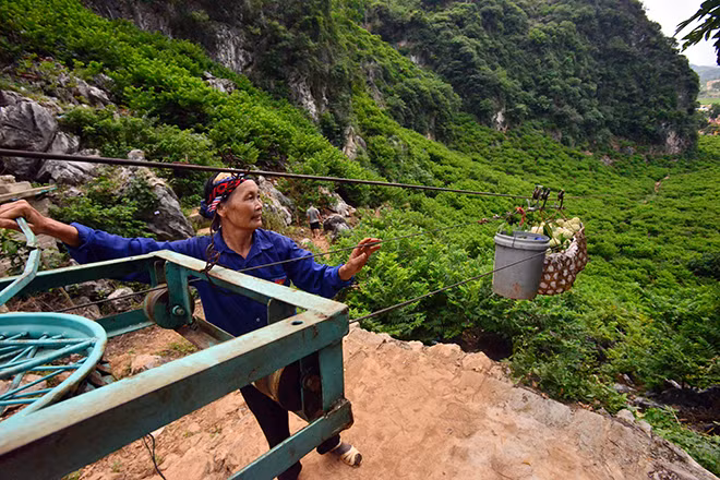 Vì công việc gồng gánh quá vất vả, người dân Chi Lăng đã nghĩ ra phương pháp dùng vành xe máy và dây cáp để chế máy ròng rọc vận chuyển na từ trên núi xuống đất.