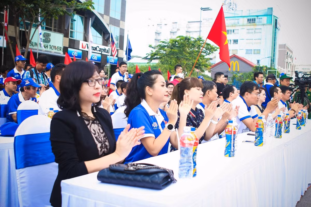 Hang ngan nguoi “phu xanh” pho di bo co vu Doan The thao Viet Nam-Hinh-3