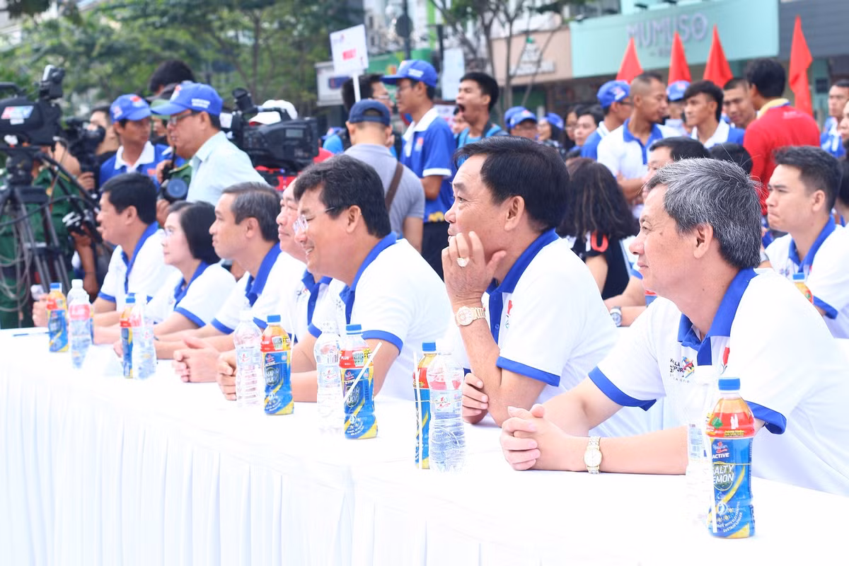 Hang ngan nguoi “phu xanh” pho di bo co vu Doan The thao Viet Nam-Hinh-4