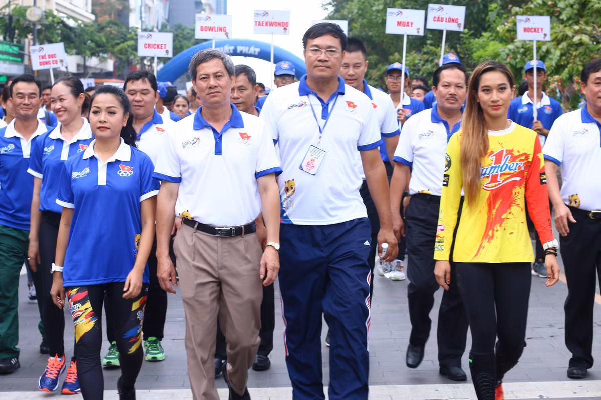 Hang ngan nguoi “phu xanh” pho di bo co vu Doan The thao Viet Nam-Hinh-7