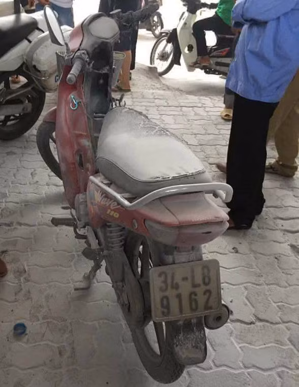 Lãnh đạo Đội CSGT số 4 cho biết thêm, qua xác minh sơ bộ, biển số gắn trên chiếc xe bị Quang đốt không phải của chiếc xe này. “Đối tượng nói lý do đốt xe là do bức xúc và nghĩ rằng bị tạm giữ xe thì sẽ mất xe”, một cán bộ Đội CSGT số 4 cho biết thêm. Ảnh: Zing.