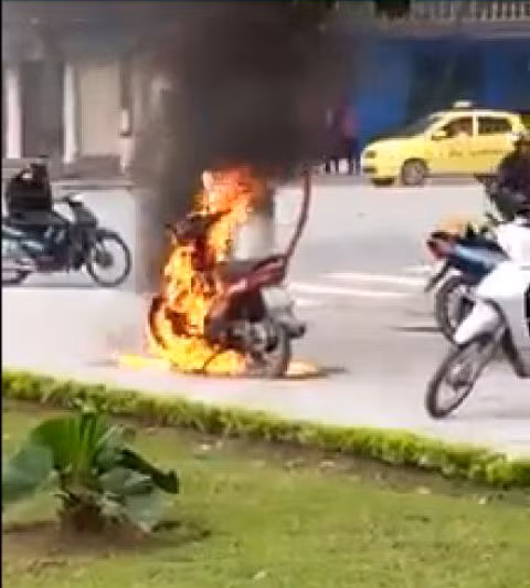 Người đàn ông tự phá hoại chính phương tiện giao thông của mình khiến nhiều người choáng váng.
