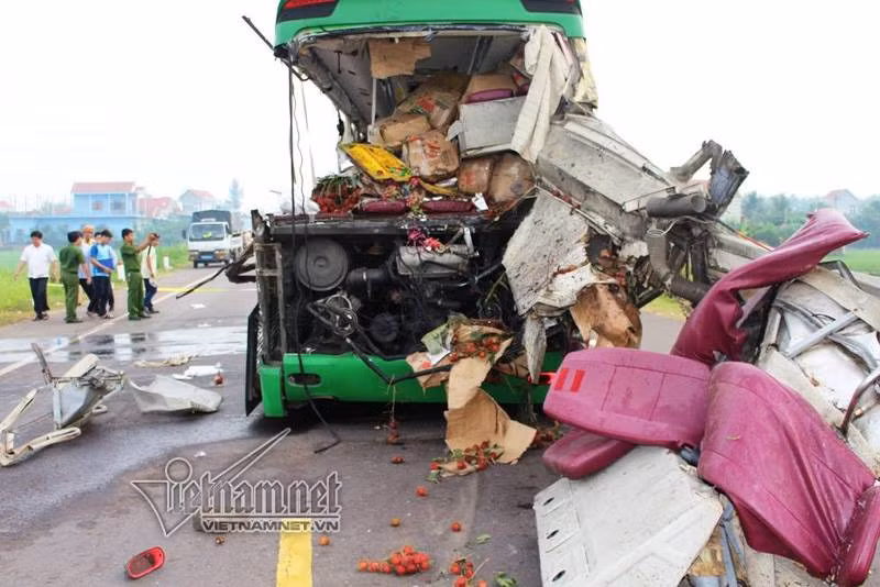 Hien truong tai nan xe khach khien 5 nguoi chet o Binh Dinh-Hinh-3