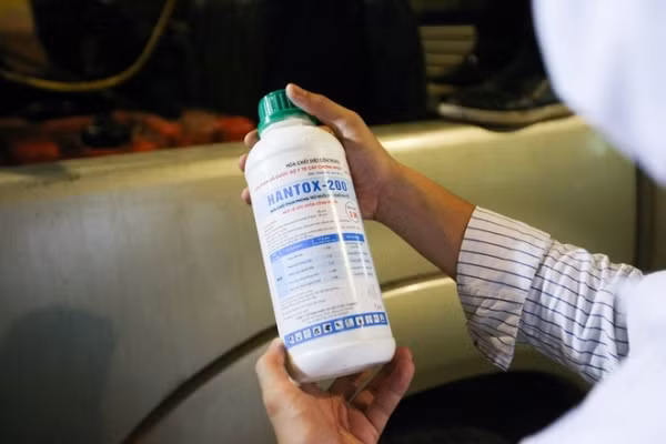Theo thông tin được Bộ Y tế cung cấp, loại thuốc được lựa chọn sử dụng là Hantox 200, không gây độc cho con người. Ảnh: Thời đại.