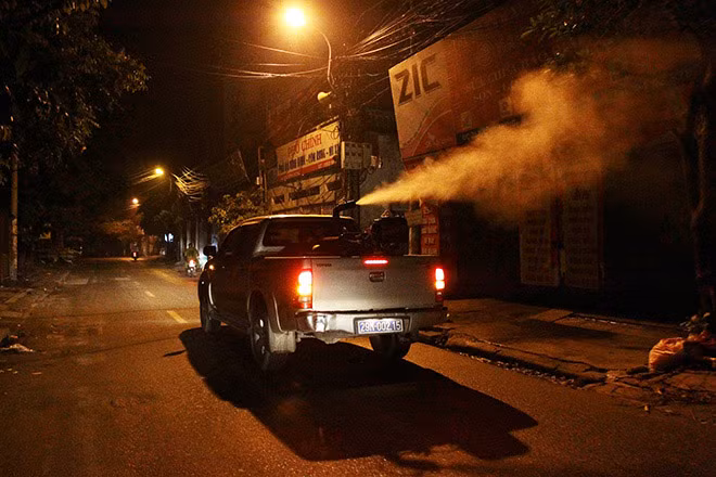 Việc sử dụng ô tô và vòi phun công suất lớn nhằm khoanh vùng, không cho ổ dịch sốt xuất huyết lan rộng. Ảnh: Dân Việt.