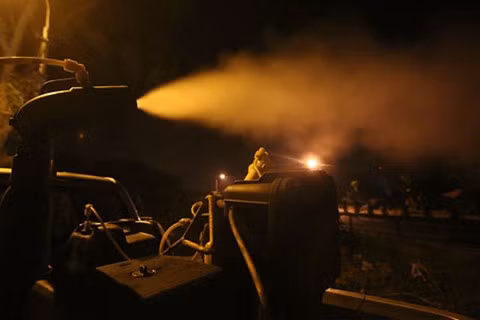 Ngoài ra, "thời điểm muỗi hoạt động mạnh nhất là sáng sớm và hoàng hôn, nên việc phun thuốc vào nửa đêm đến rạng sáng mang lại hiệu quả rất cao, có thể tiêu diệt muỗi trước khi chúng có thể đốt người" - một nhân viên phun thuốc muỗi chia sẻ với PV Vietnamnet. Ảnh: An ninh thủ đô.