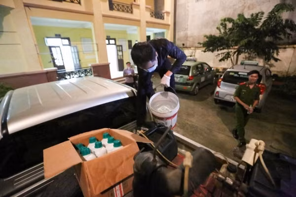 Tỷ lệ thuốc cũng được tính toán kỹ để đạt hiệu quả diệt muỗi tốt nhất. Ảnh: Thời đại.