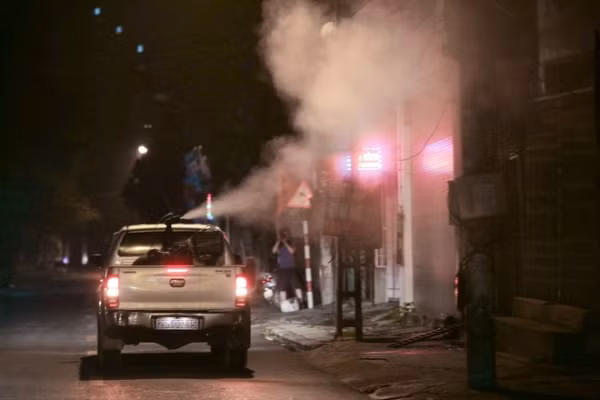 Việc phun thuốc diệt muỗi được thực hiện vào đêm khuya để không làm ảnh hưởng đến sức khỏe của người dân. Ảnh: Thời đại.