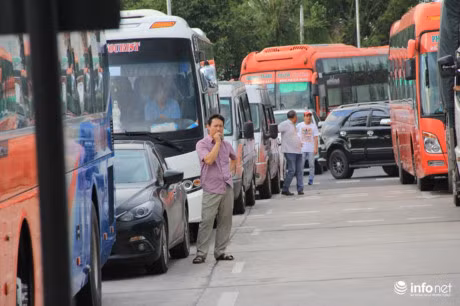 Sau nhiều ngày BOT Cai Lậy (Tiền Giang) “vỡ trận” trước làn sóng phản đối của các tài xế lái xe, trạm thu phí này đã phải tạm dừng thu phí. Sáng 16/8, Bộ GTVT, UBND tỉnh Tiền Giang và nhà đầu tư thống nhất phương án dự kiến giảm phí cho 5 nhóm xe qua trạm BOT này. Trong đó, mức phí thu thấp nhất dự kiến là 25.000 đồng/lượt. Nguồn ảnh: Infonet.