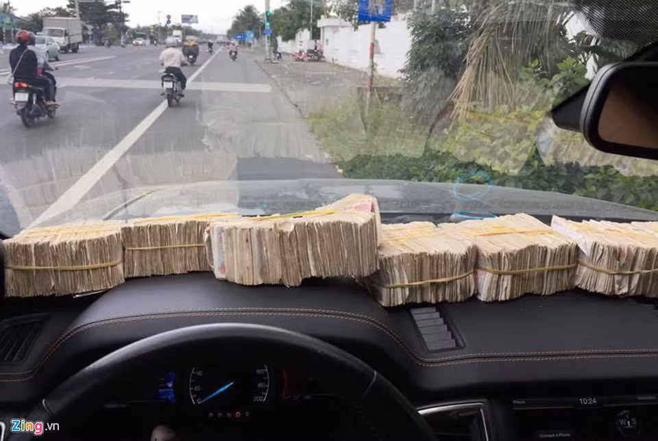 Hai ngày trước, anh Hữu Danh, chủ quán cà phê Gốm và Lá ở phường 6, TP Tân An (Long An), đã lái ôtô đến các quán ăn ở Tiền Giang để đổi được trên 20 triệu đồng tiền lẻ, mệnh giá 200 và 500 đồng.