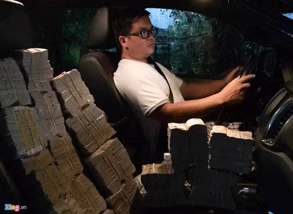 "Mỗi 'cọc' 1.000 tờ 500 là 500.000 đồng, nặng 750 gram", anh Hữu Danh chia sẻ với Zing.vn.