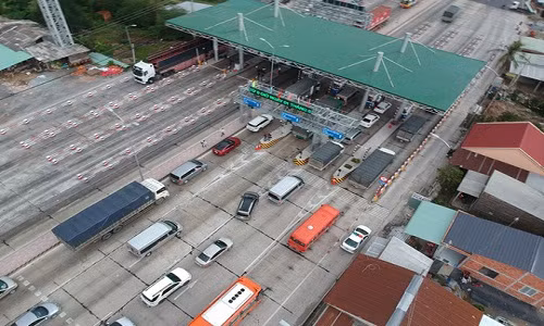 Sau 15 ngày thu phí, vấp phải những phản ứng dữ dội từ các tài xế, trạm thu phí BOT Cai Lậy (tỉnh Tiền Giang) đã phải nhiều lần xả trạm theo giờ và cuối cùng là xả trạm 24/24 h ngày 15/8. Ảnh: NLĐ.