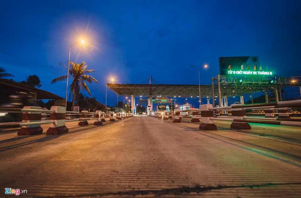 Khu vực trạm thu phí vắng lặng trong đêm xả trạm 24/24. Ảnh: Liêu Lãm/Zing.