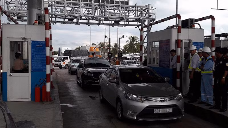 Trước khi BOT Cai Lậy ngừng thu phí 24/24, trạm này đã 4 lần xả trạm theo giờ, "thả cửa" cho dòng xe cộ lưu thông trong các ngày 9/8 -14/8. Ngày 14/8, một số tài xế lại dùng tiền lẻ để mua vé qua trạm. Nhiều tài xế vì chờ quá lâu đã bấm còi liên tục khiến BOT Cai Lậy phải xả tất cả các làn xe chạy để giải tỏa ùn tắc. Ảnh: Vietnamnet.