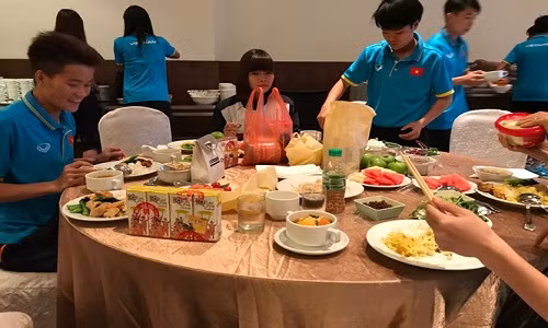 Thuc hu bua an dau long cua tuyen bong da nu o SEA Games 29-Hinh-2