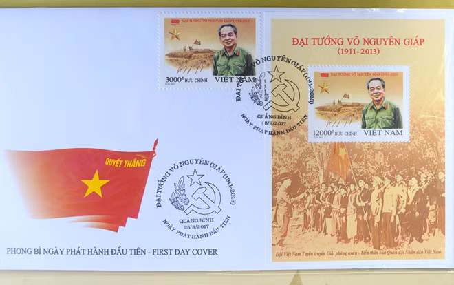 Bộ tem “Đại tướng Võ Nguyên Giáp (1911-2013)” gồm một mẫu tem và một blốc tem, do họa sĩ Nguyễn Du (Tổng công ty Bưu điện Việt Nam) thiết kế. Ảnh: Hình ảnh mẫu tem về Đại tướng trên phong bì. (Nguồn ảnh: Văn Được/Zing).