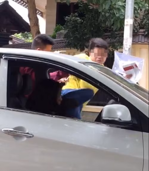 Diem nong 24h: Nam thanh nien "tung cuoc" vao nu tai xe-Hinh-7