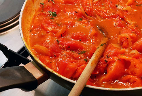 Cà chua: Chất chống oxy hóa lycopene có trong cà chua bảo vệ cơ thể khỏi ung thư, bệnh tim mạch, đột quỵ và các vấn đề sức khỏe khác. Chất này dễ hấp thu hơn khi cà chua được nấu chín. Nếu bạn muốn ăn cà chua tươi, hãy thêm một chút dầu ô-liu: chất béo sẽ giúp cơ thể dễ hấp thu lycopene hơn.