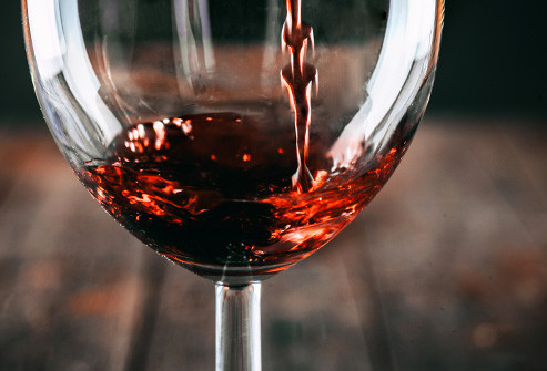 Rượu vang đỏ: Rượu vang đỏ có thể bảo vệ sức khỏe nếu bạn uống với lượng vừa phải. Uống nhiều hơn một ly mỗi ngày đối với nữ và nhiều hơn hai ly một ngày đối với nam có thể gây phản tác dụng. Người nghiện rượu có thể mắc các bệnh về gan và tim, ảnh hưởng đến thai nhi, đồng thời tăng nguy cơ ung thư./.