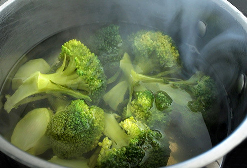 Bông cải xanh: Bông cải xanh chứa nhiều vitamin C, chlorophyll, protein và các chất dinh dưỡng khác. Thời gian nấu càng ngắn, bạn càng giữ được nhiều chất dinh dưỡng của thực phẩm này.
