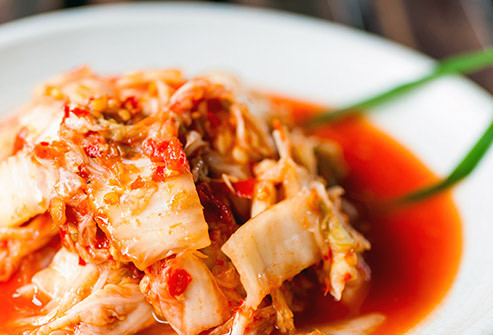 Bắp cải: Hãy ăn cải bắp dưới dạng dưa muối hoặc kimchi. Các món ăn lên men này chứa các men vi sinh tự nhiên, nuôi dưỡng các lợi khuẩn trong ruột. Chúng có thể bảo vệ bạn khỏi bệnh tim mạch, ung thư và tiểu đường.