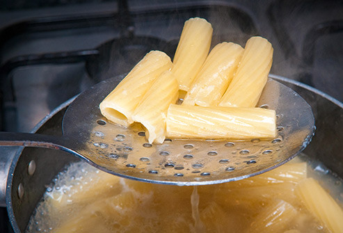 Mì ống: Mì ống nấu quá chín sẽ trở nên mềm xốp và có chỉ số đường huyết GI cao, khiến cơ thể bạn hấp thụ carb nhanh hơn. Hãy vớt mì ra ngay khi sợi mì không còn cứng. Hãy chú ý đến thời gian nấu chỉ định trên vỏ mì.