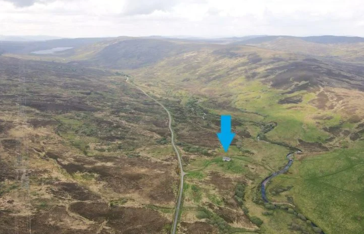 Trang Oddity Central đưa tin, Brae Cottage là ngôi nhà biệt lập giữa cao nguyên ở Sutherland, Scotland. (Nguồn ảnh: OC, MM, Youtube)