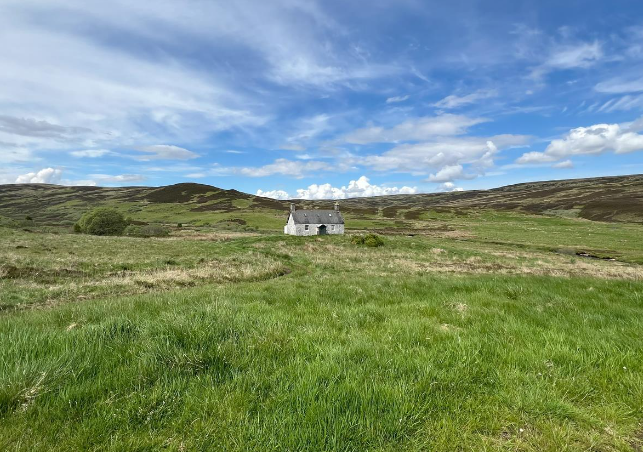 Ngôi làng gần nhất cách Brae Cottage gần 10 km.