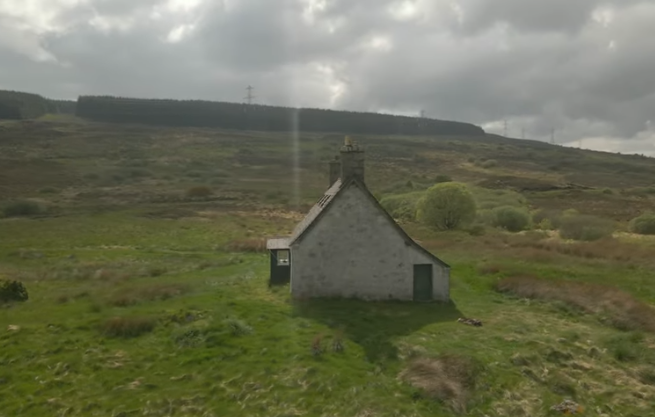 Bất động sản này bao gồm hai tòa nhà phụ - một để lưu trữ than và một để chứa đồ chung - cùng 2 mẫu Anh đất, đủ để sinh hoạt tự cung tự cấp.