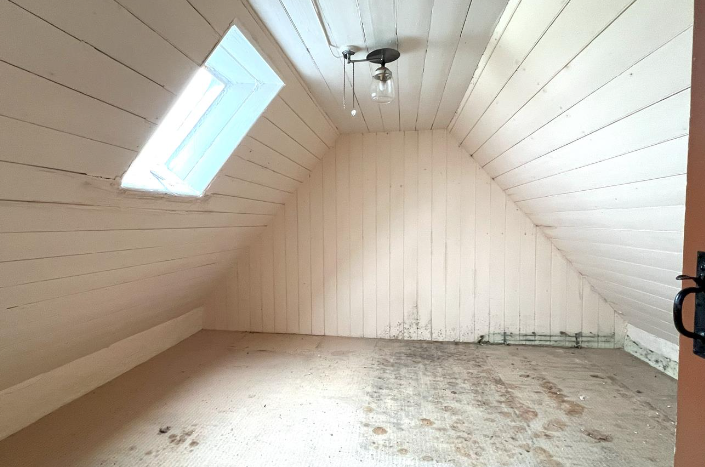 Không có điện hoặc gas cũng như bể phốt trong nhà.